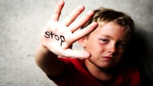 Read more about the article Τι προβλέπει ο νόμος για τον γονέα που ασκεί σωματική βία στο παιδί του;